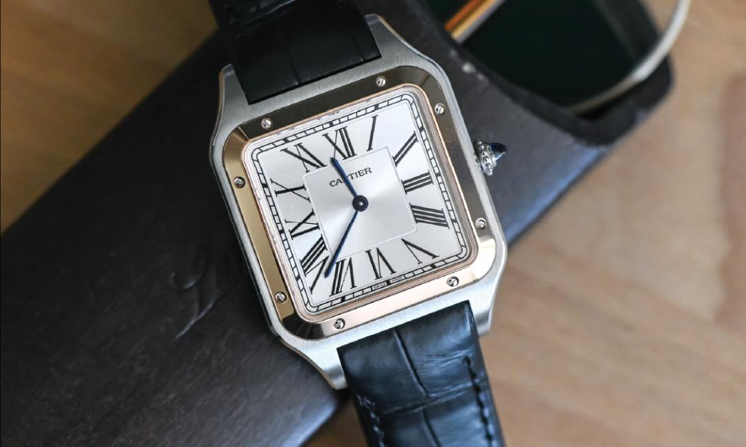 Kenal Lebih Dekat Yuk Dengan Jam Tangan Cartier Santos Dumont Large Model 31.4mm Quartz, Steel, Silver dial, Blue Croco Strap