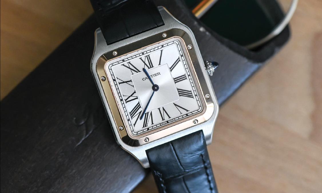 Kenal Lebih Dekat Yuk Dengan Jam Tangan Cartier Santos Dumont Large Model 31.4mm Quartz, Steel, Silver dial, Blue Croco Strap