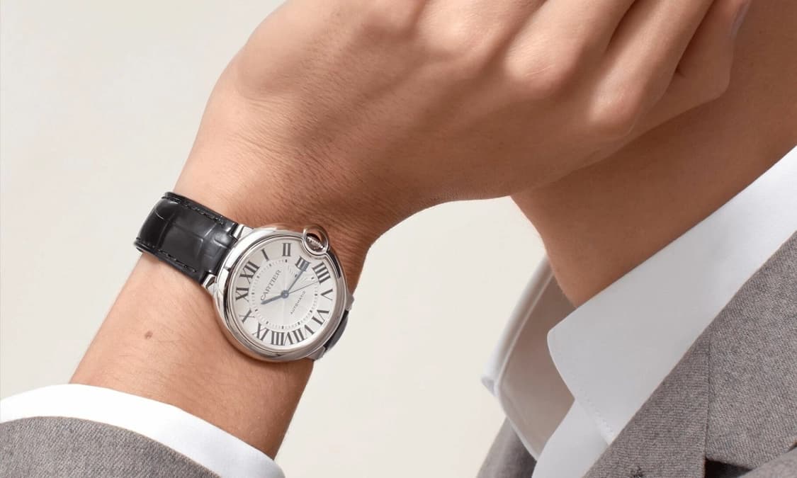 Kenali Jam Tangan Ikonik Cartier Ballon Bleu de 40mm, Steel, Silvered Guilloche Dial, Black Croco Strap