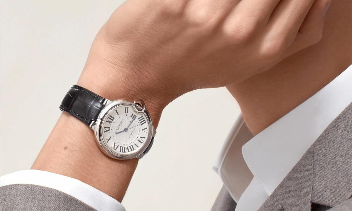 Kenali Jam Tangan Ikonik Cartier Ballon Bleu de 40mm, Steel, Silvered Guilloche Dial, Black Croco Strap